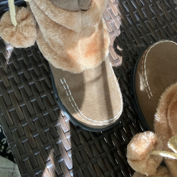 Mid-calf height for cozy coverage Soft plush faux fur lining Easy slip-on style - Picture 5 of 5